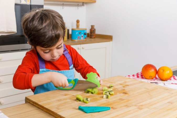 Kleiner-Junge-schneidet-Kiwi.jpg