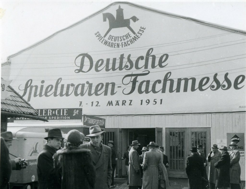 Deutsche-Spielwaren-Fachmesse-1951--Ausstellungshalle-Zelthalle-an-der-Schoppershofstrasse-Copyright-Spielwarenmesse-eG.jpg