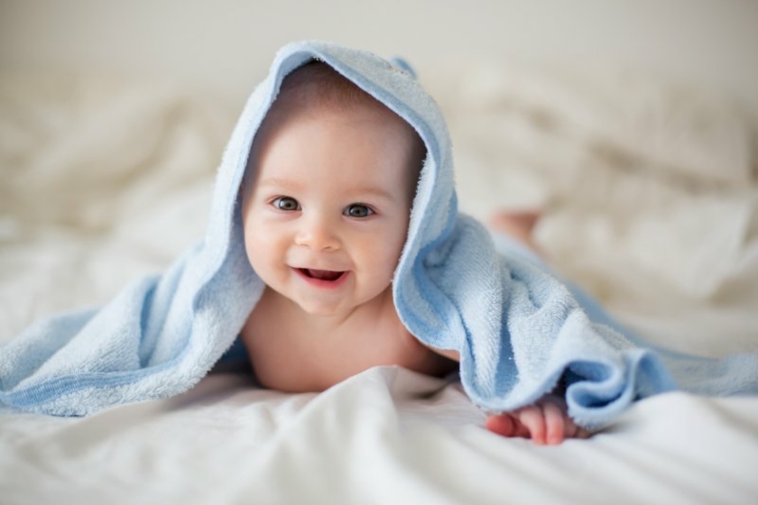 Baby-mit-blauer-Decke-Copyright-TATYANA-TOMSICKOVA-adobe-stock-com.jpeg