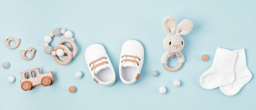 Babyschuhe-und-Rassel.jpeg