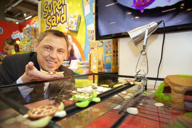 Goliath_Marketingleiter Michael Radzio mit 'Robo Turtles'