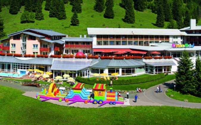 Hotelansicht-Kinderhotel.jpg
