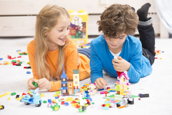 Kinder mit Lego Steinen