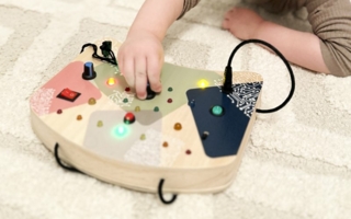 1753243540_1262311motorikbrettledlichtundschaltersmallfootkinderbild021.jpg