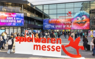 Spielwarenmesse-Eingang-2025-Copyright-Spielwarenmesse-eG-Foto--Alex-Schelbert-.jpg