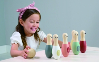 Maedchen-spielt-mit-Kegelset.jpg