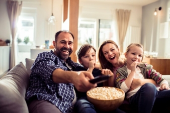 Familie-vorm-Fernseher.jpg